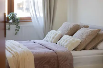Łóżko lub łóżka w pokoju w obiekcie Przestronny Dom z 3 Sypialniami w Doskonałej Lokalizacji w Pobliżu Lotniska by Noclegi Renters