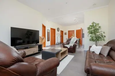 Telewizja i/lub zestaw kina domowego w obiekcie Przestronny Dom z 3 Sypialniami w Doskonałej Lokalizacji w Pobliżu Lotniska by Noclegi Renters