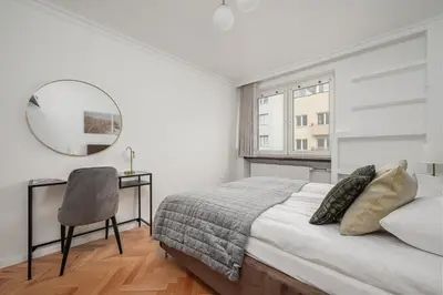 Łóżko lub łóżka w pokoju w obiekcie ShortStayPoland Sienna B194