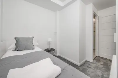 Łóżko lub łóżka w pokoju w obiekcie ShortStayPoland Sienna B194