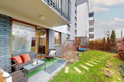 Ogród w obiekcie Modern Living Apartment With Garden and Parking