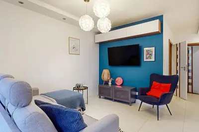 Telewizja i/lub zestaw kina domowego w obiekcie Modern Living Apartment With Garden and Parking