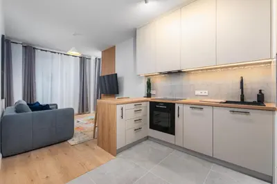 Kuchnia lub aneks kuchenny w obiekcie Kolejowa 45B by Homeprime