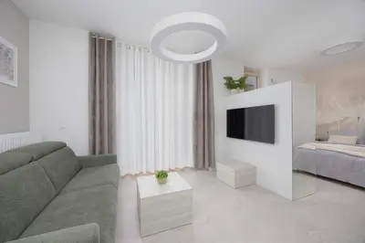 Telewizja i/lub zestaw kina domowego w obiekcie Studio Chmielna Duo in the Centre of Warsaw near Varso Tower with Parking by Noclegi Renters