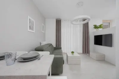 Telewizja i/lub zestaw kina domowego w obiekcie Studio Chmielna Duo in the Centre of Warsaw near Varso Tower with Parking by Noclegi Renters