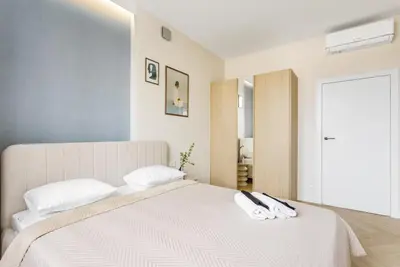 Łóżko lub łóżka w pokoju w obiekcie Almond Penthouse Apartment