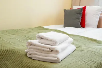 Łóżko lub łóżka w pokoju w obiekcie Solec Powiśle Homely Apartment by BookingHost