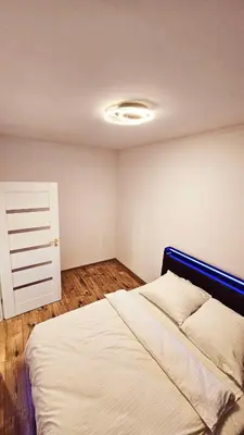 Łóżko lub łóżka w pokoju w obiekcie GOLD APARTAMENT Ząbki