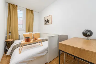 Łóżko lub łóżka w pokoju w obiekcie Lumina bright apartment near Łazienki Królewskie
