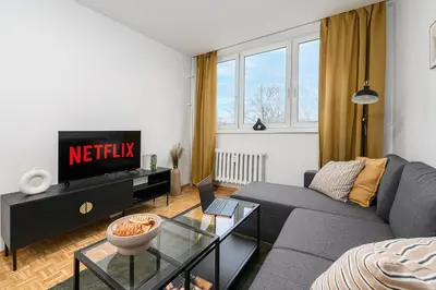 Telewizja i/lub zestaw kina domowego w obiekcie Lumina bright apartment near Łazienki Królewskie