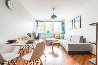 Część wypoczynkowa w obiekcie Spacious & Bright Apartment on Mokotow by Noclegi Renters
