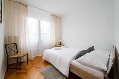 Łóżko lub łóżka w pokoju w obiekcie Twarda Downtown Apartment by BookingHost