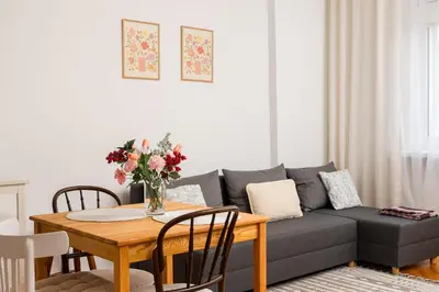 Część wypoczynkowa w obiekcie Twarda Downtown Apartment by BookingHost