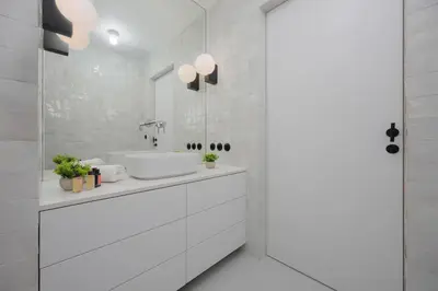 Łazienka w obiekcie Unique Two Bedroom Apartment with Air Conditioning by Renters Prestige