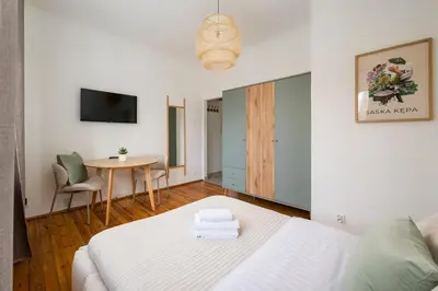 Łóżko lub łóżka w pokoju w obiekcie Saska Kępa Lavish Studio by BookingHost