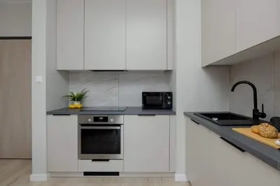 Kuchnia lub aneks kuchenny w obiekcie Modern & Bright Apartment Marywilska in Warsaw with Parking by Noclegi Renters