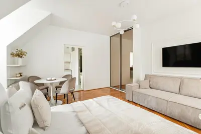 Telewizja i/lub zestaw kina domowego w obiekcie Old Town & Riverside Brzozowa Apartment by Downtown Apartments