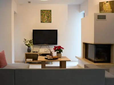 Telewizja i/lub zestaw kina domowego w obiekcie Bright 4 bedroom House with living room and work place Warsaw