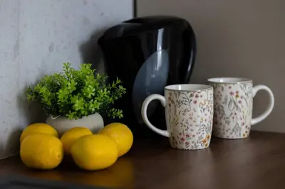 Zestaw do parzenia kawy i herbaty w obiekcie Budget-Friendly Mokotów Micro-Apartment For 2 Guests in Warsaw by Noclegi Renters