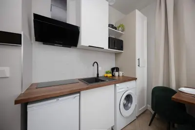 Kuchnia lub aneks kuchenny w obiekcie Budget-Friendly Mokotów Micro-Apartment For 2 Guests in Warsaw by Noclegi Renters