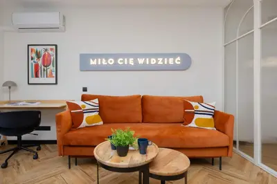 Część wypoczynkowa w obiekcie Blue and Orange Apartment with Desk in the Warsaw Center by Noclegi Renters