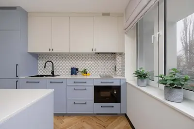 Kuchnia lub aneks kuchenny w obiekcie Blue and Orange Apartment with Desk in the Warsaw Center by Noclegi Renters