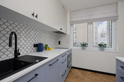 Kuchnia lub aneks kuchenny w obiekcie Blue and Orange Apartment with Desk in the Warsaw Center by Noclegi Renters