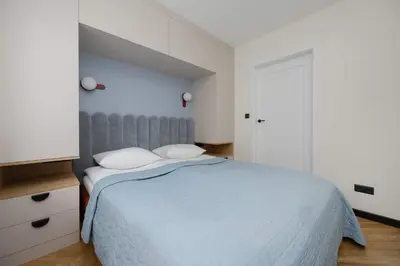 Łóżko lub łóżka w pokoju w obiekcie Blue and Orange Apartment with Desk in the Warsaw Center by Noclegi Renters