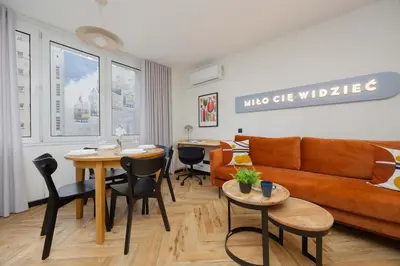 Część wypoczynkowa w obiekcie Blue and Orange Apartment with Desk in the Warsaw Center by Noclegi Renters