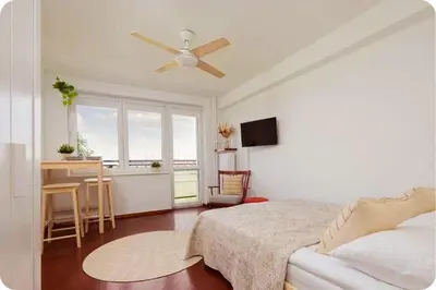 Łóżko lub łóżka w pokoju w obiekcie Cozy Stay Salezego Apartment Stadium View