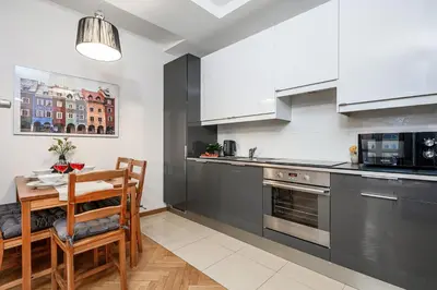 Kuchnia lub aneks kuchenny w obiekcie Lumina modern apartment with balcony