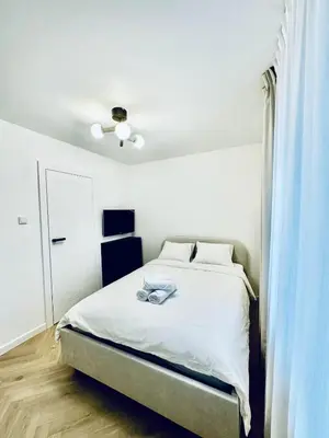Łóżko lub łóżka w pokoju w obiekcie Darwina 15A Apartament Praga Północ