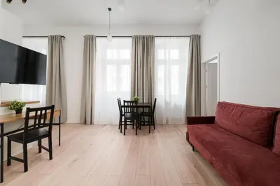 Telewizja i/lub zestaw kina domowego w obiekcie W Rytmie Nowej Pragi Chic Apartment by BookingHost