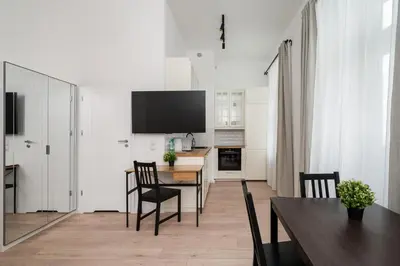 Telewizja i/lub zestaw kina domowego w obiekcie W Rytmie Nowej Pragi Chic Apartment by BookingHost