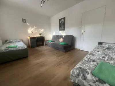 Łóżko lub łóżka w pokoju w obiekcie Pokoje Metro Imielin