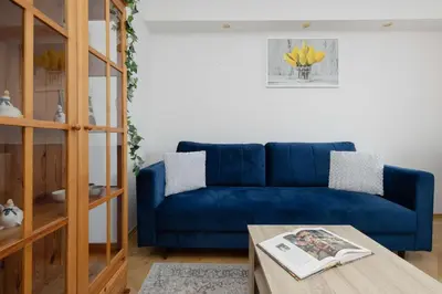 Część wypoczynkowa w obiekcie Apartment in Ochota with Balcony near Szczesliwicki Park by Noclegi Renters