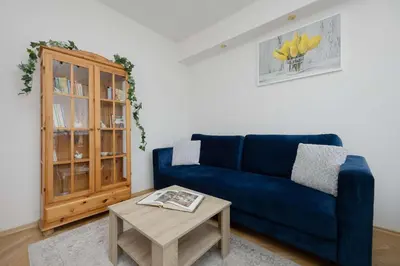 Część wypoczynkowa w obiekcie Apartment in Ochota with Balcony near Szczesliwicki Park by Noclegi Renters