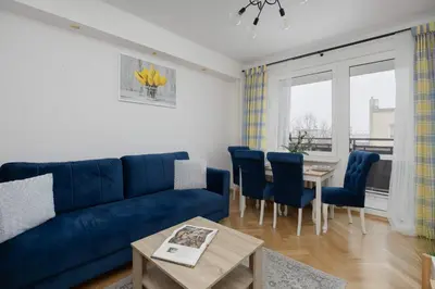Część wypoczynkowa w obiekcie Apartment in Ochota with Balcony near Szczesliwicki Park by Noclegi Renters
