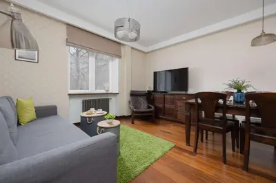 Telewizja i/lub zestaw kina domowego w obiekcie Tasteful and Spacious Two Bedroom Apartment by Noclegi Renters