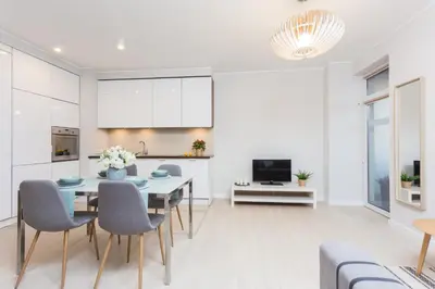 Telewizja i/lub zestaw kina domowego w obiekcie Comfy Stay Żelazna Apartment with two bedrooms and balcony