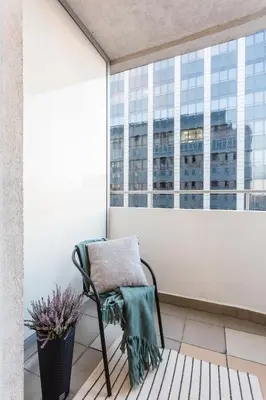 Balkon lub taras w obiekcie Comfy Stay Żelazna Apartment with two bedrooms and balcony