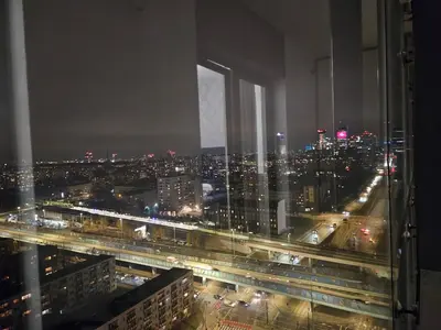 Widok na miasto Warszawa z tego apartamentu