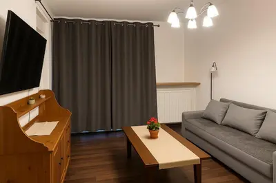 Telewizja i/lub zestaw kina domowego w obiekcie Modern Apartment Malborska,14, Metro&Mall, Parking&SmartTV