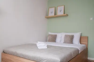 Łóżko lub łóżka w pokoju w obiekcie Metro Kondratowicza Homely Apartment by BookingHost