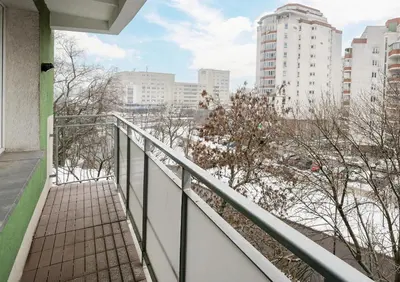 Balkon lub taras w obiekcie Metro Kondratowicza Homely Apartment by BookingHost