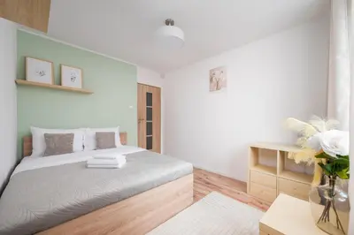 Łóżko lub łóżka w pokoju w obiekcie Metro Kondratowicza Homely Apartment by BookingHost