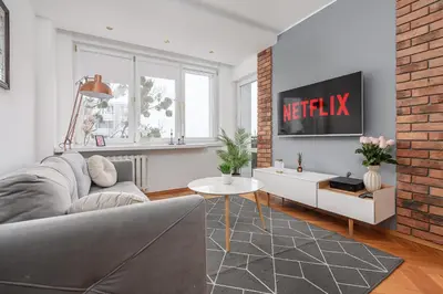 Telewizja i/lub zestaw kina domowego w obiekcie Lumina apartment near center of Warsaw