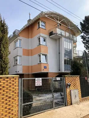 Budynek, w którym mieści się apartament
