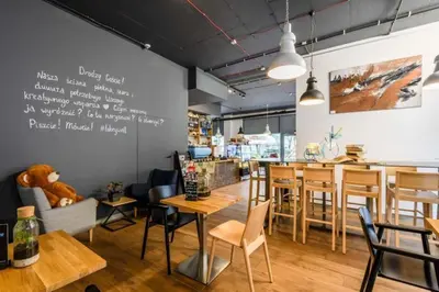 Restauracja lub miejsce do jedzenia w obiekcie Mennica Residence Warsaw - One Bedroom Apartment