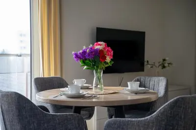 Telewizja i/lub zestaw kina domowego w obiekcie Prestige Three-Bedroom Apt - 110m2, Parking, Balcony - by Rentujemy